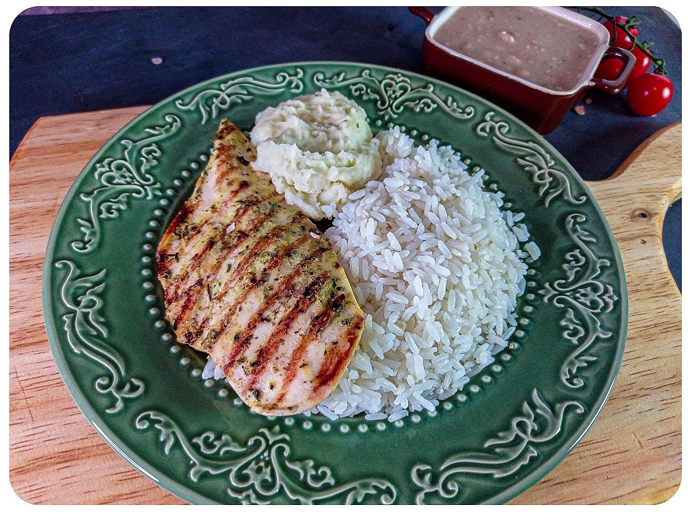 Fil De Frango Grelhado Pur De Batatas Arroz E Feij O