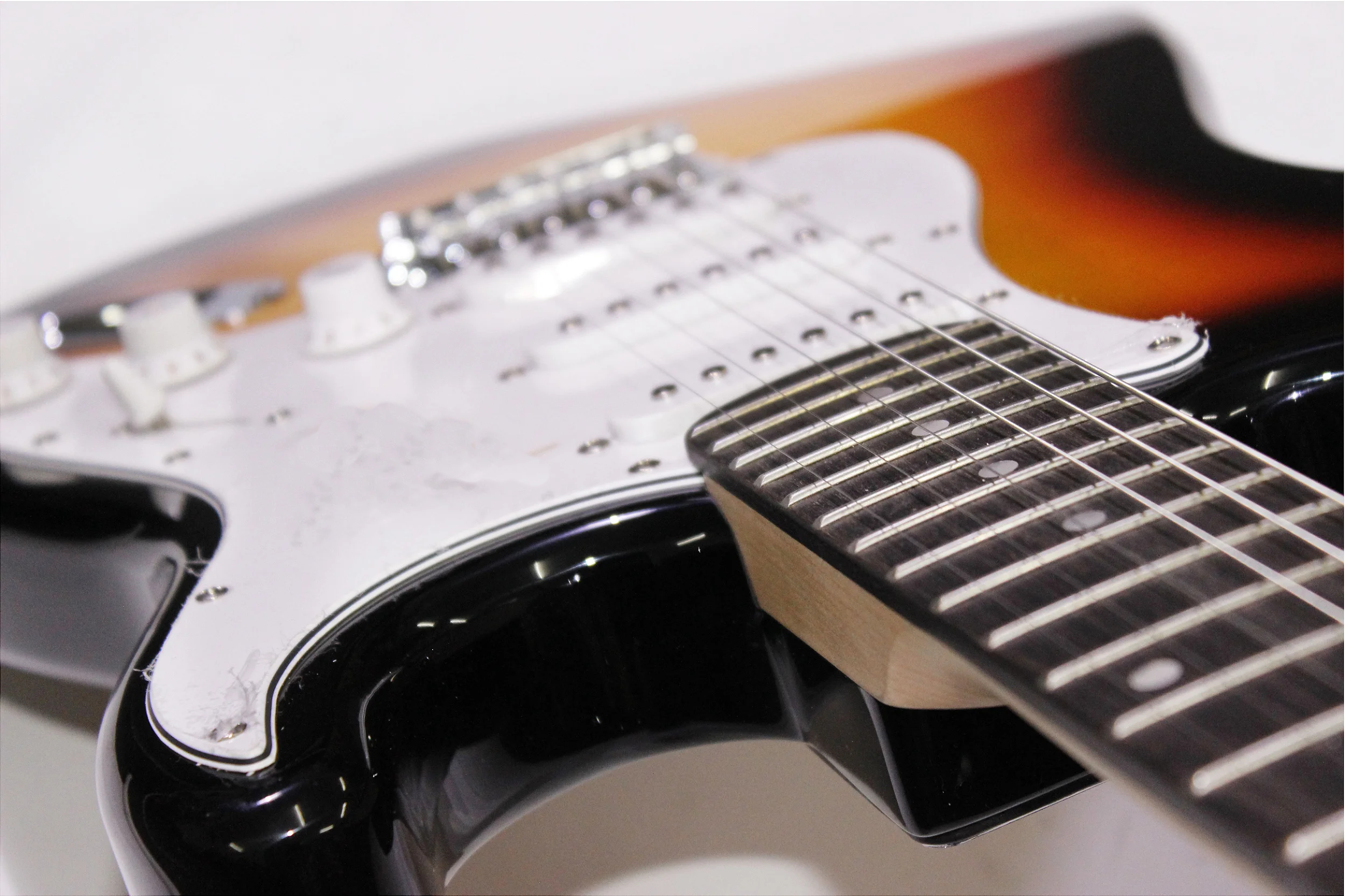 Guitarra Elétrica Vogga VCG601N Stratocaster YS Sunburst Constelação