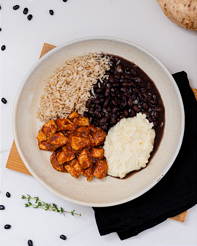 Cubos De Frango Ao Molho Sugo Arroz Integral Feij O E Pur De Batata