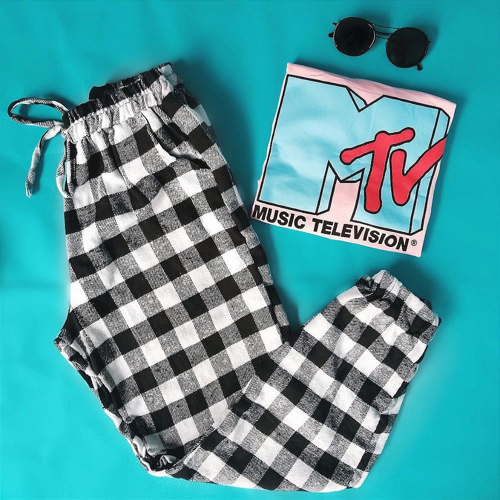 calça xadrez branca e preta