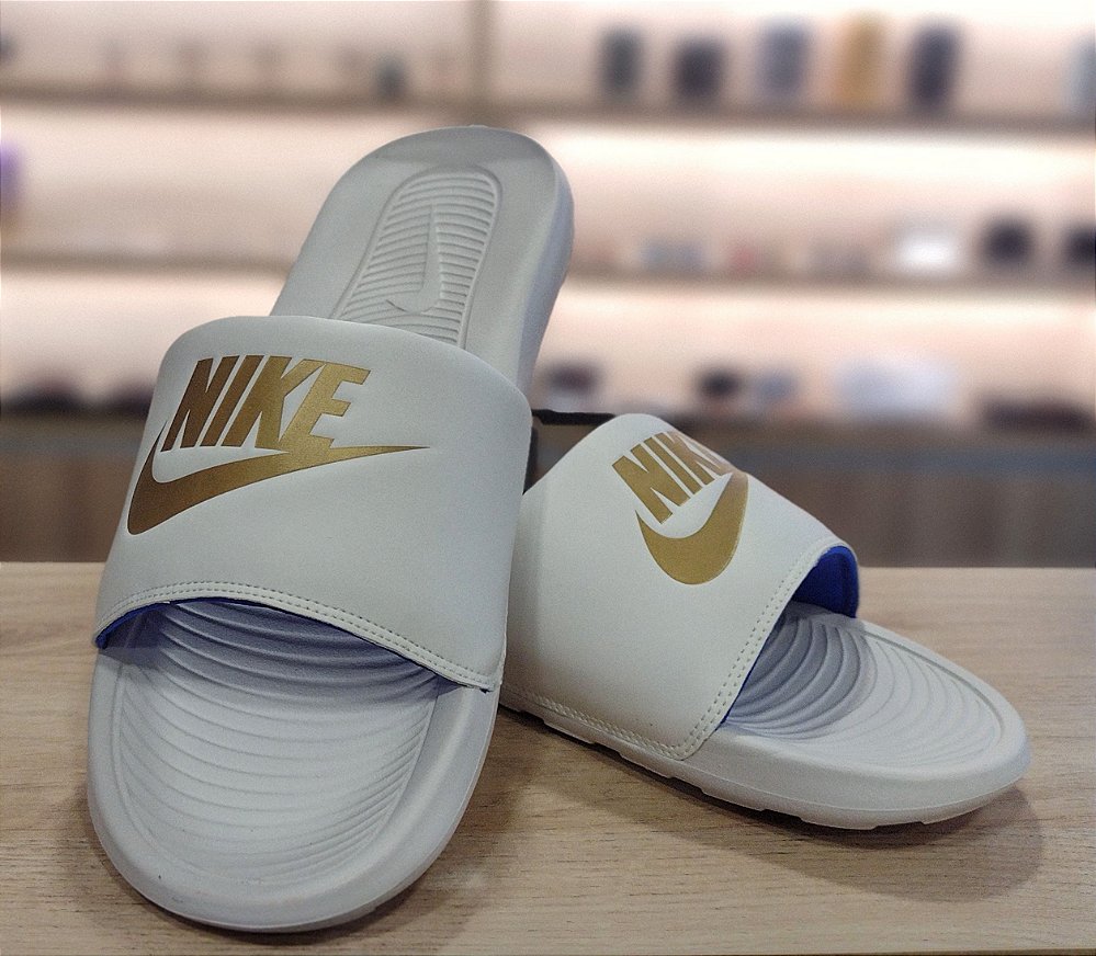 Chinelo Nike Branco c/ Logo Dourado - Trust Outlet