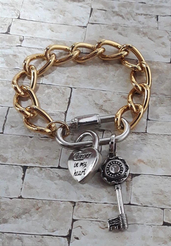 Pulseira na cor ouro com fecho lock prata e pingentes cadeado inspiração  Tiffany na cor prata e chave com strass na cor prata - Grenah