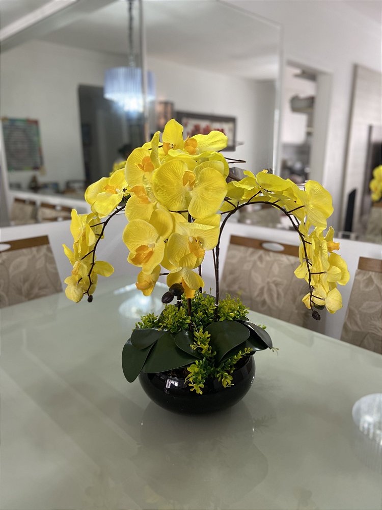 Arranjo de Orquídeas (Toque real - lavável) - Vaso Marrom Escuro  Cerâmica/Flores Amarelas - Lustres Karoline