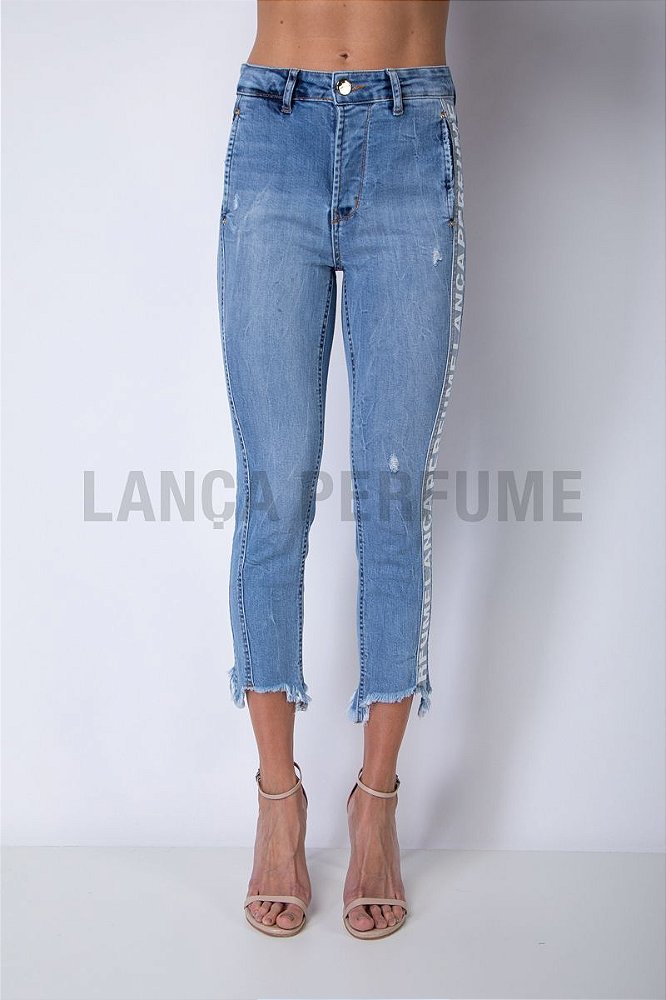 calça jeans clara com listra lateral