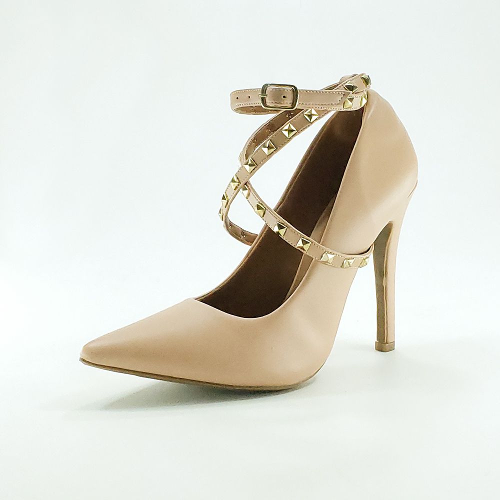 scarpin com tiras e spikes