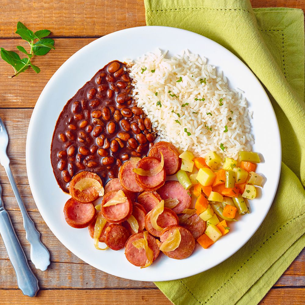 Calabresa Acebolada, Arroz e Feijão Preto - PF Chic | Gostou né?