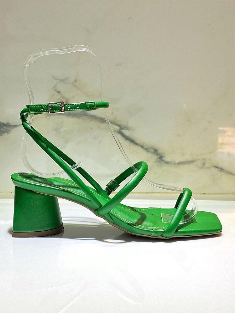 Sandália com salto baixo em couro verde bandeira - Vitor Lacerda Shoes |  Sapatos com Exclusividade em até 12x