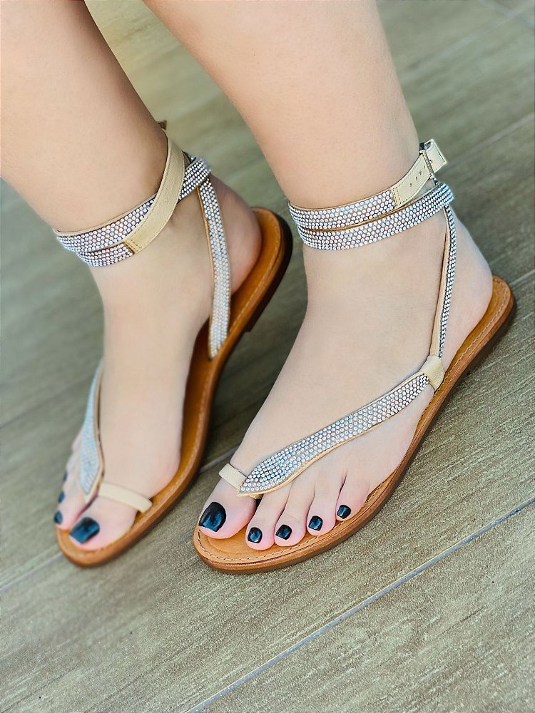 SCHUTZ SANDÁLIA RASTEIRA DE TIRAS PEDRARIA NUDE - Conceito Rouparia