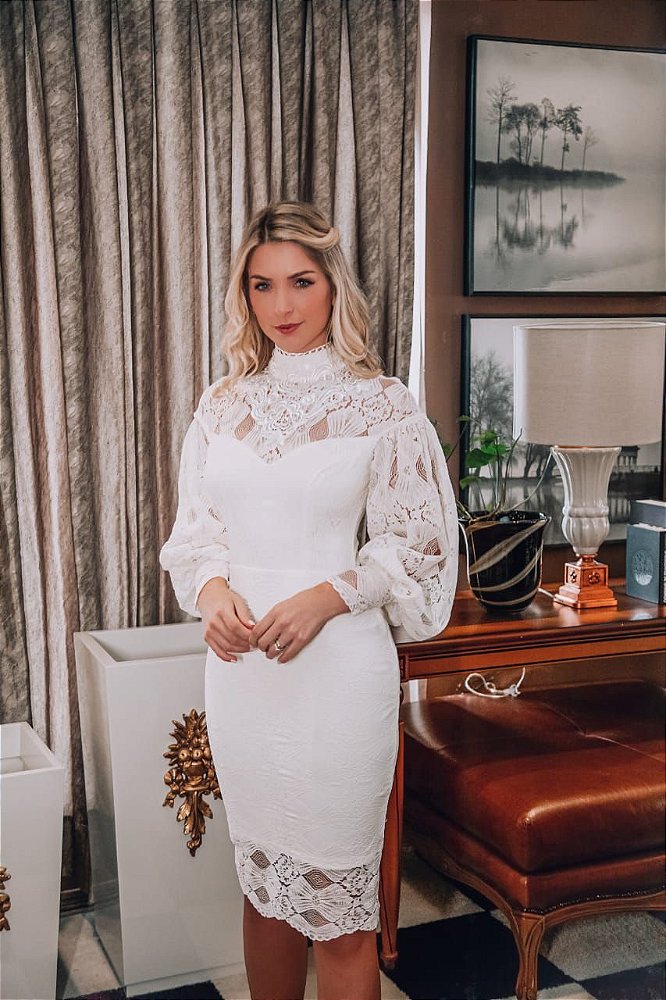 vestido curto com manga longa de renda
