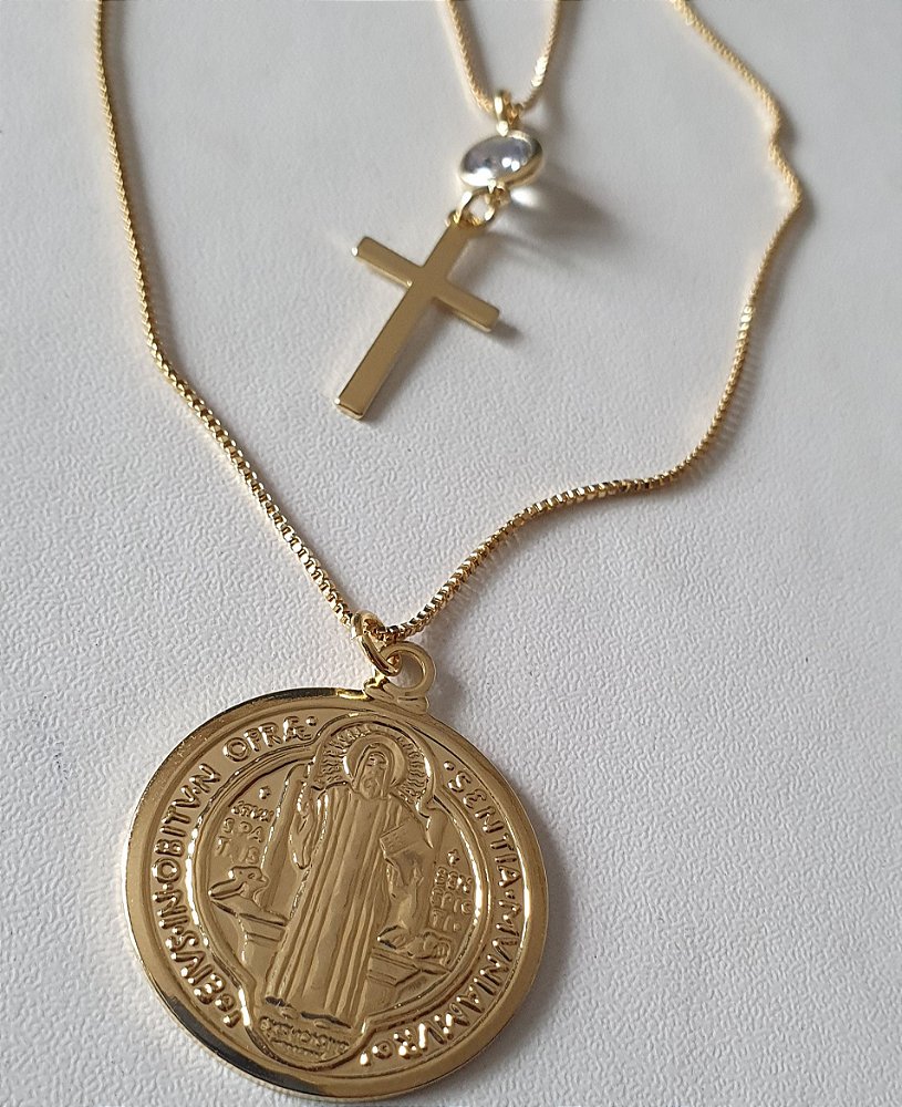 Colar duplo com pingente de São Bento e cruz, banhado a ouro 18 K. -  Adriana Mol Acessórios