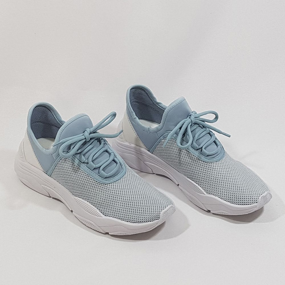 tênis azul claro