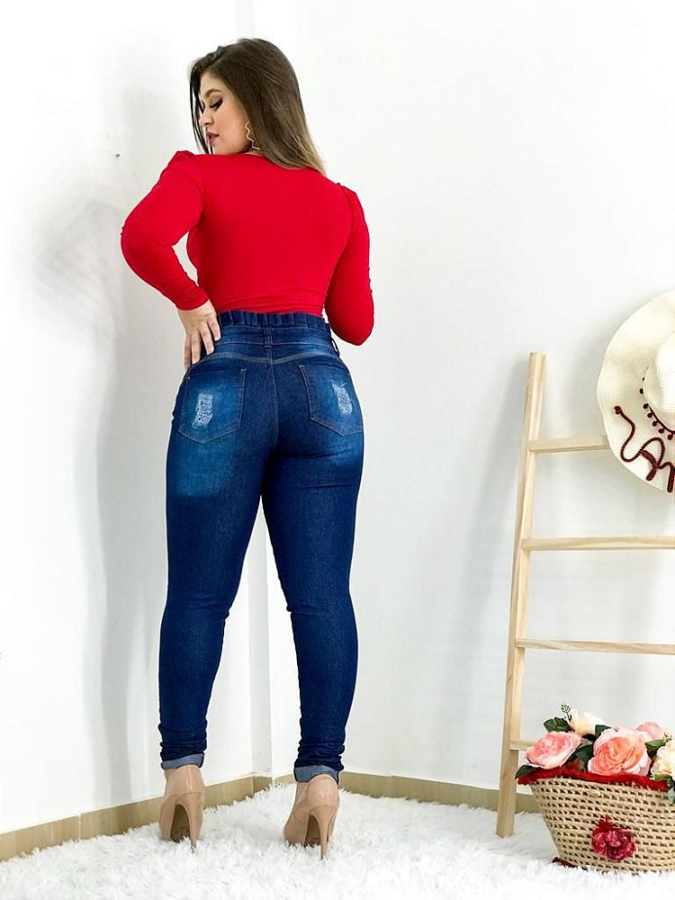 calça jeans com blusa vermelha