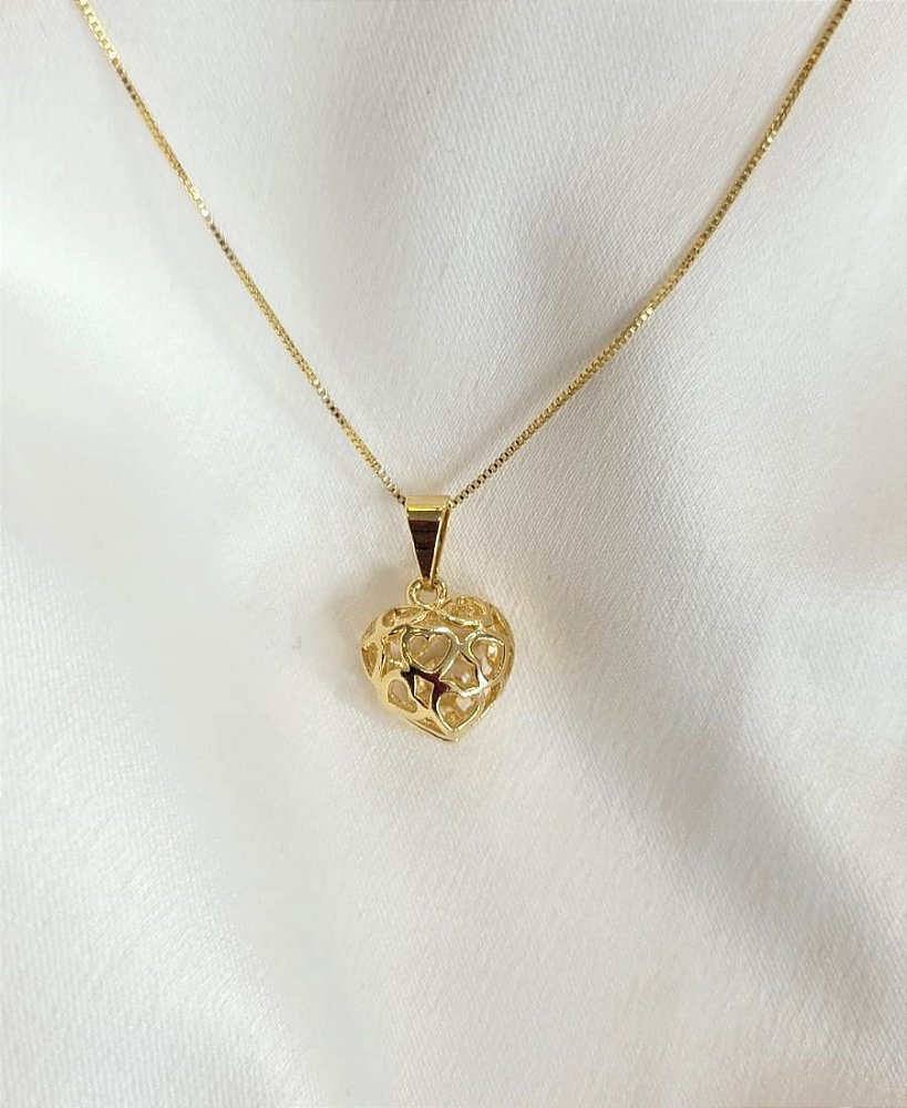 Colar com pingente de coração vazado pequeno com pedra de zircônia dentro  folheado em ouro 18k - Lírios Joias | SemiJoias
