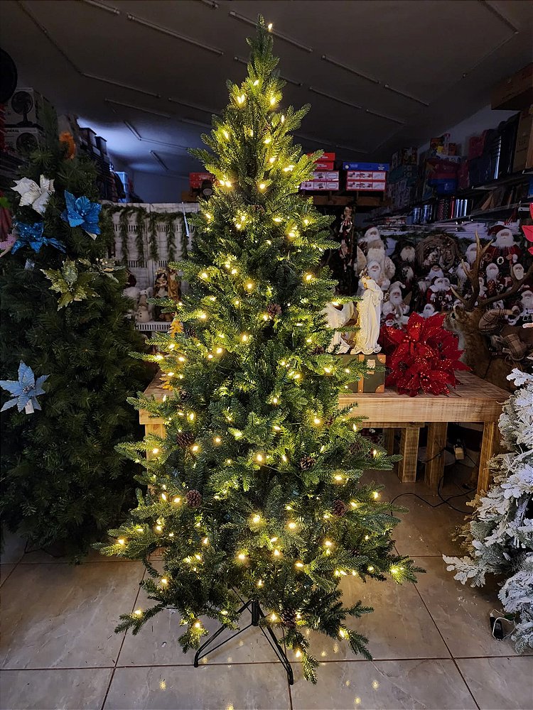 ÁRVORE CLIC LOS ANGELES C/ PINHA C/200 LEDS 1498 GALHOS - 1,80CM - PRÉ VENDA - Senhor Natal ÁRVORE CLIC LOS ANGELES C/ PINHA C/200 LEDS 1498 GALHOS - 1,80CM - PRÉ VENDA - Senhor Natal