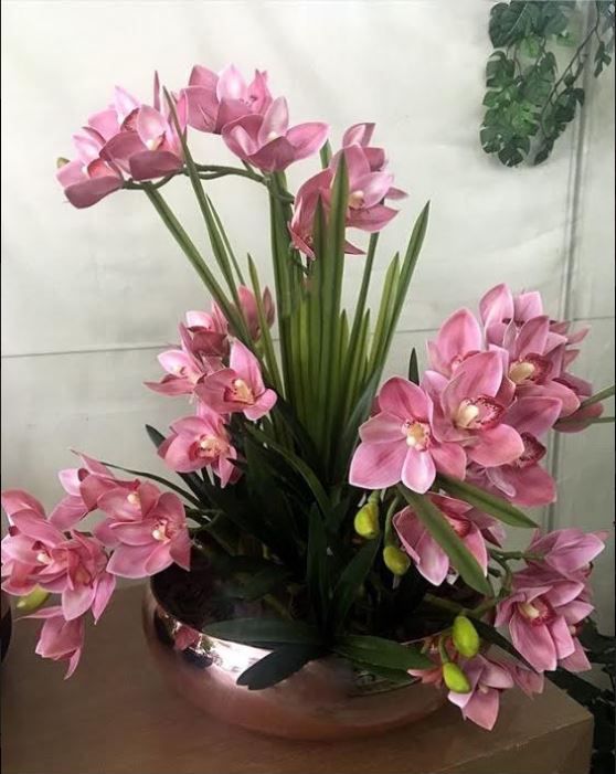 Arranjo de Orquídeas de Silicone rosa + Folhagens com Vaso Cromado de Vidro  Rosé - Florescer-Decor | FLORESCER DECOR