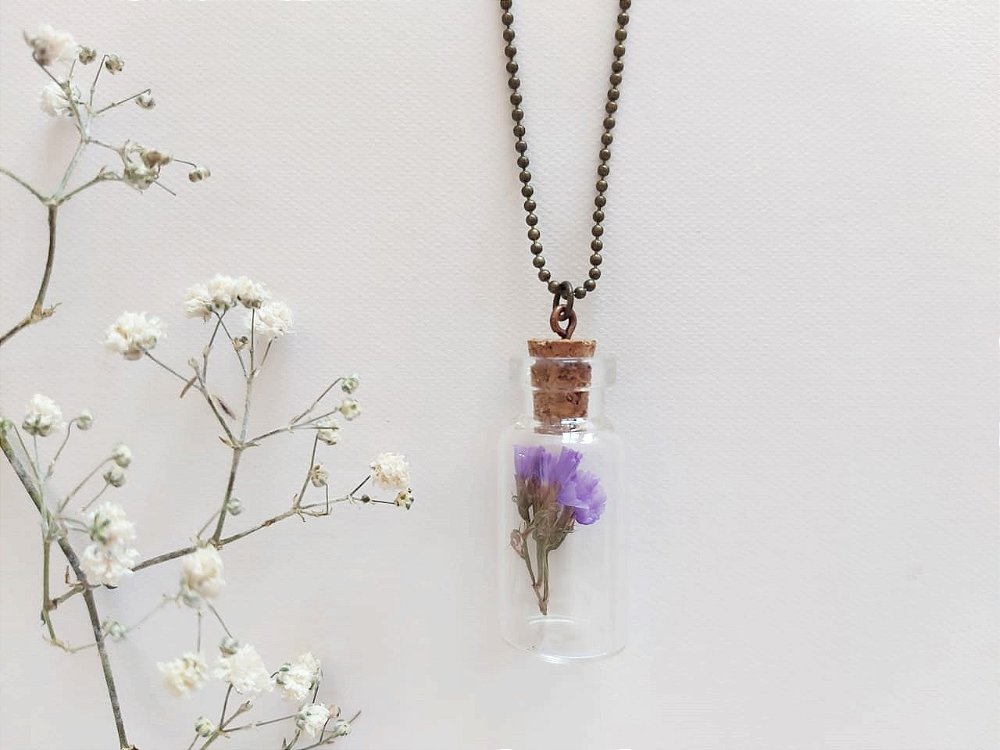 colar pingente garrafinha flor lilás estatice - Botani K. - Arte Botânica