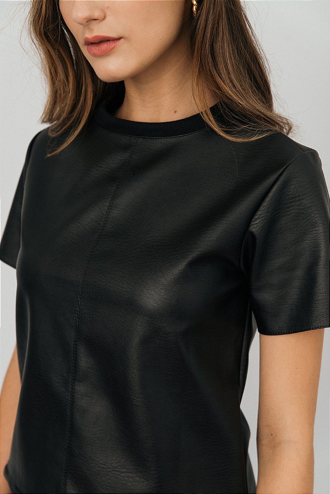 Camiseta Gola Ribana - Amanda Magro Store | Moda Feminina | Malha Prada  Legítima | Couro Sintético Premium
