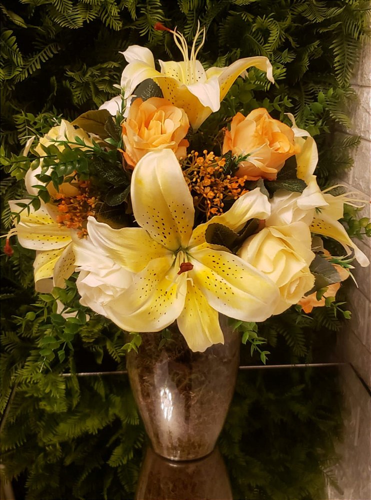 Arranjo Completo de Lírios Amarelos com Rosas em Vaso de Vidro M - Loja  Harmonia Decor - Decorações e Presentes