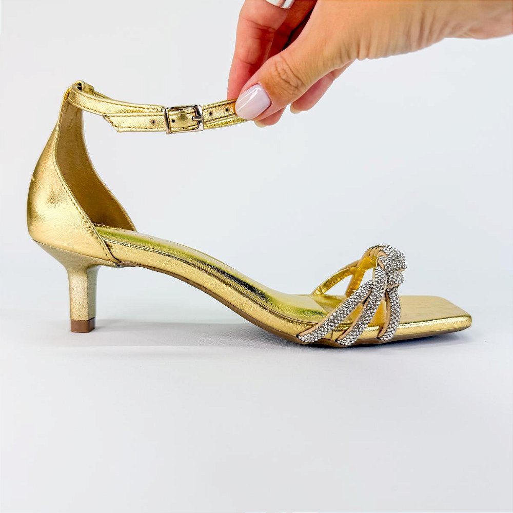 VAL SANDÁLIA FEMININA DOURADA COM CALCANHAR FECHADO E TIRA EM