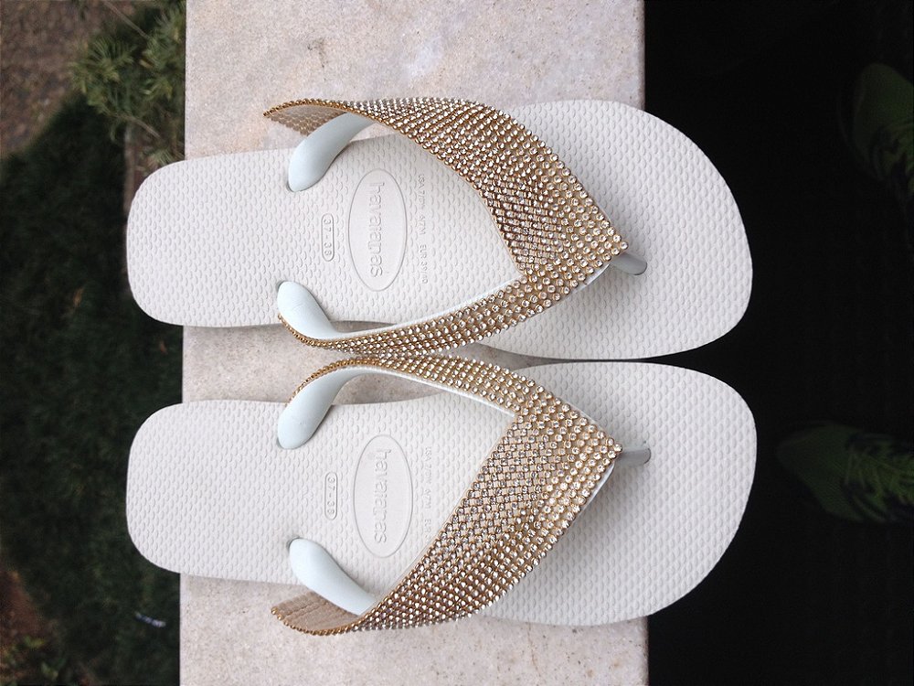 Sandália havaianas branco com manta de strass dourada - Um Amor de Arte