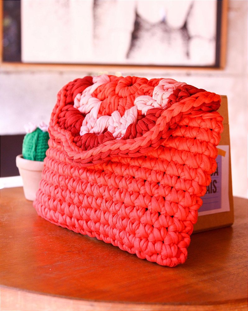 Carteira com aba mandala coral crochê em fio de malha - Luz Weber Bolsas e  Acessórios - peças exclusivas e autorais