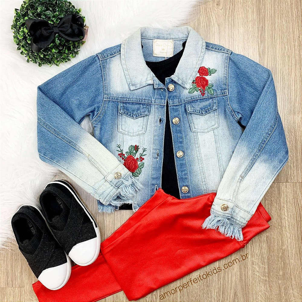 jaqueta jeans com rosas vermelhas