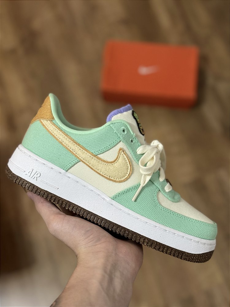NIKE AIR FORCE 1 LX “Happy Pineapple” - Corre de Rua