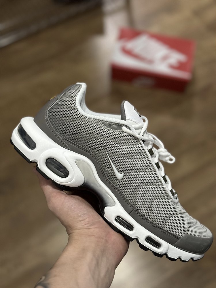 AIR MAX PLUS SE cinza - Corre de Rua
