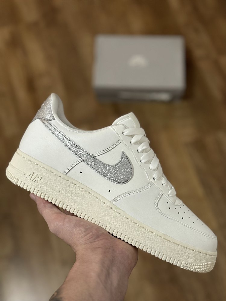 NIKE AIR FORCE 1 ローカット ホワイト シルバーラメ NIKE AIR FORCE 1 “Silver Swoosh” - Corre de Rua