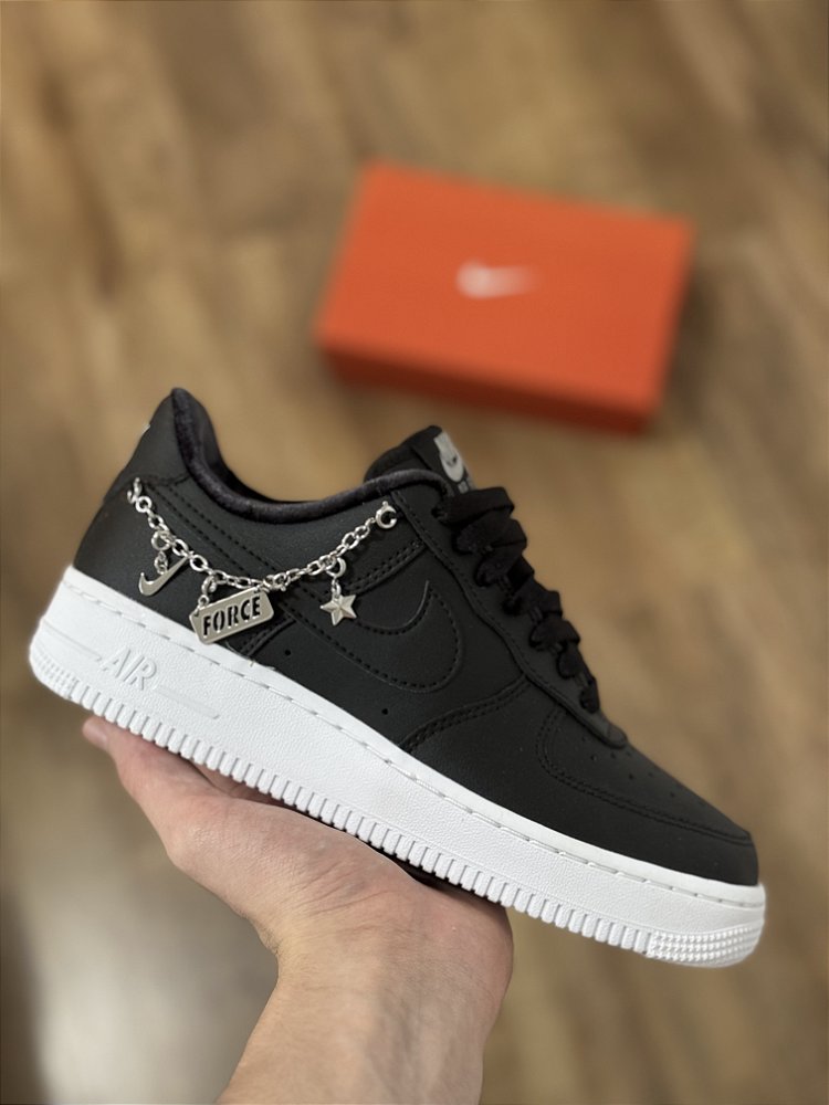 NIKE AIR FORCE 1 LX “Black Pendant” - Corre de Rua