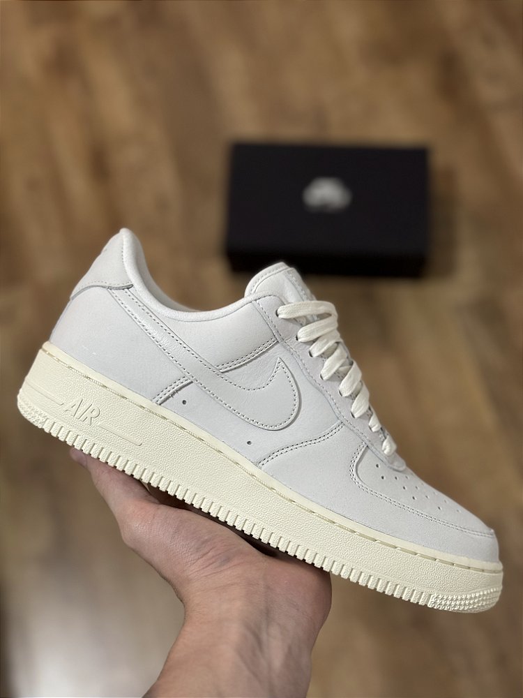 NIKE AIR FORCE 1 Summit White Corre de Rua
