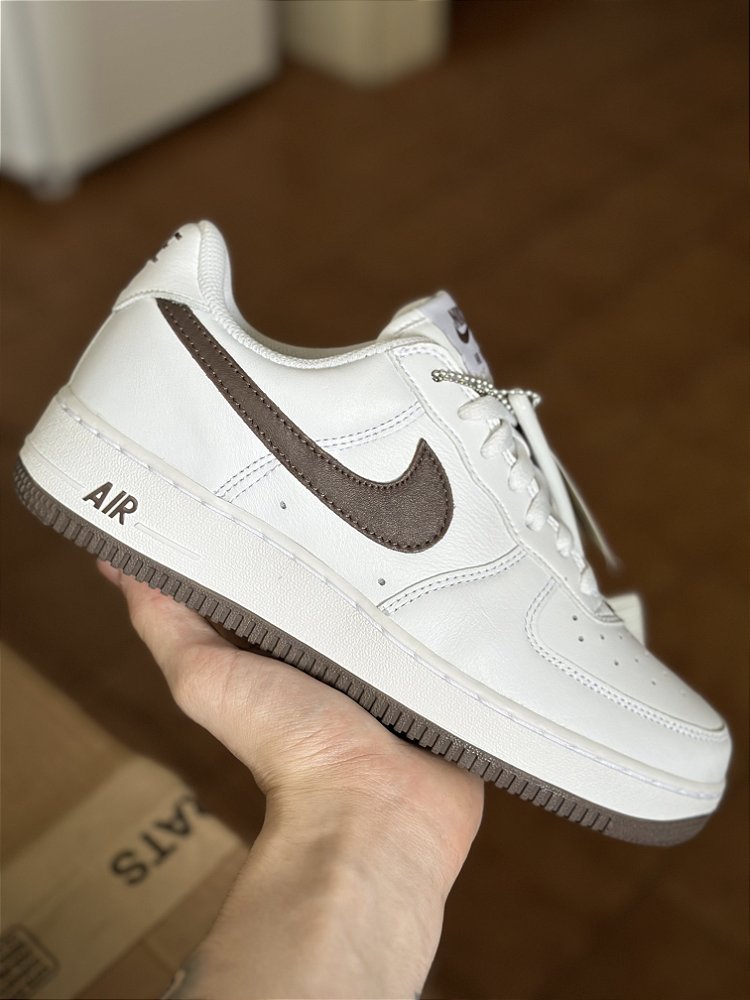 靴 NIKE AIR FORCE1 LOW anniversary edition AIR FORCE 1 LOW RETRO ANNIVERSARY EDITION (branco/marrom) - Corre