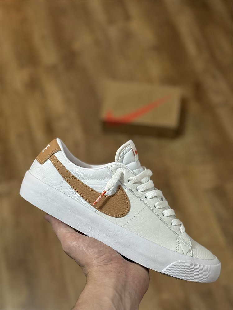 スケートボード Nike SB Blazer Low GT 28cm NIKE SB BLAZER LOW PRO GT (white/cognac) - Corre de Rua