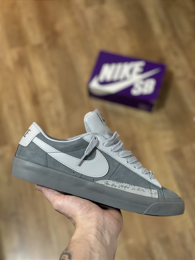 NIKE SB BLAZER LOW QS (cinza) - Corre de Rua