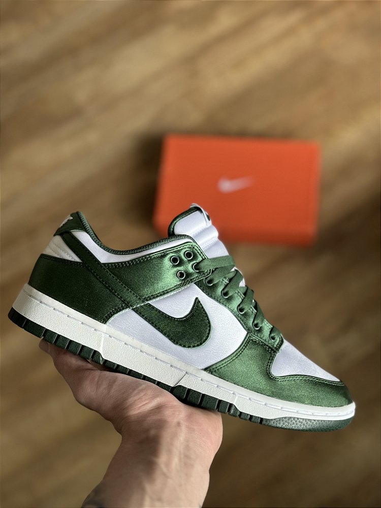 NIKE DUNK LOW “Satin Green” Corre de Rua