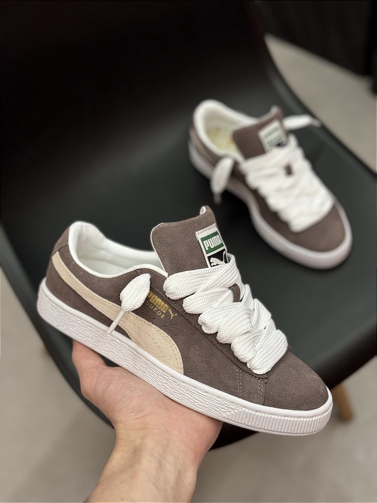 PUMA SUEDE CLASSIC XXI (marrom) acompanha dois cadarços - Corre de Rua