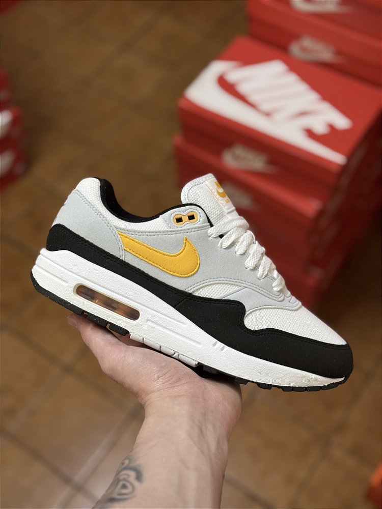 NIKE AIR MAX 1 (branco/preto/amarelo) - Corre de Rua