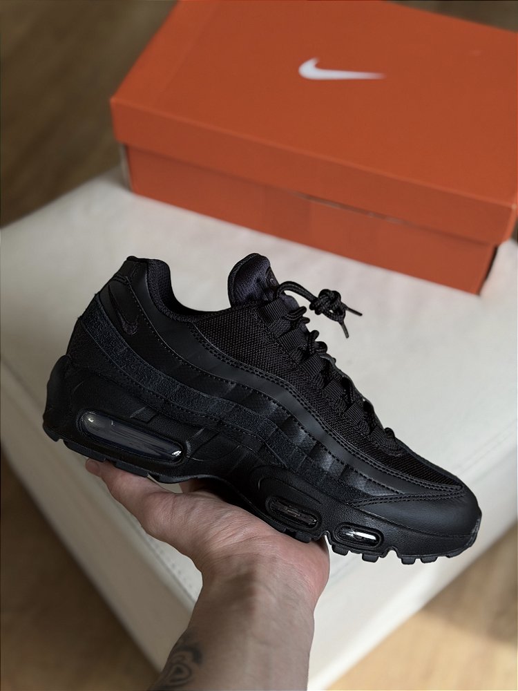 【美品】NIKE AIR MAX 95 ESSENTIAL 26.5㎝ 黒 NIKE AIR MAX 95 ESSENTIAL (black/black) - Corre de Rua