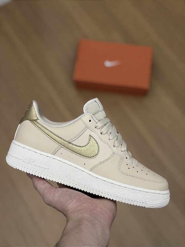 NIKE AIR FORCE 1 SE “ Sanddrift Gum Fleece” - Corre de Rua