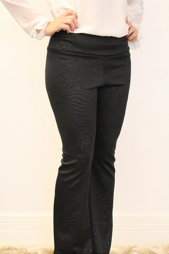 Calça feminina de modelagem flare em tecido neoprene com estampa animal  print preta - Madame Ninna - loja online de confeccções femininas