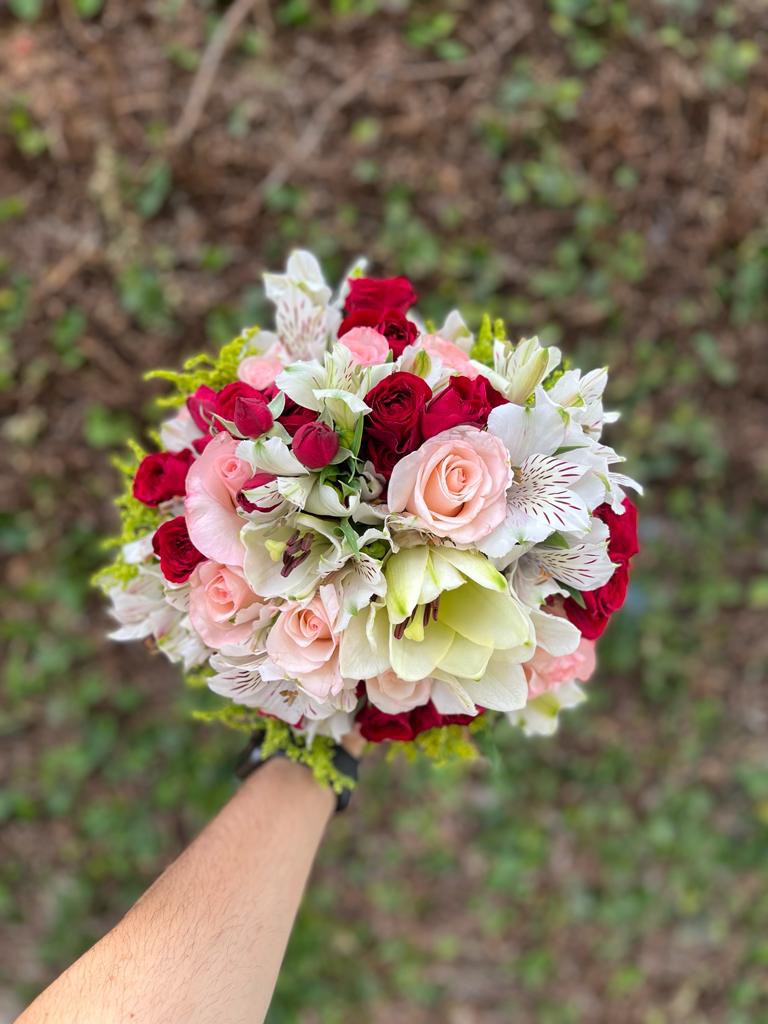 Buquê de Noiva Chique | Buquê de Casamento Chique - Floricultura BH, Cestas  de Flores BH, Buquê de Flores BH