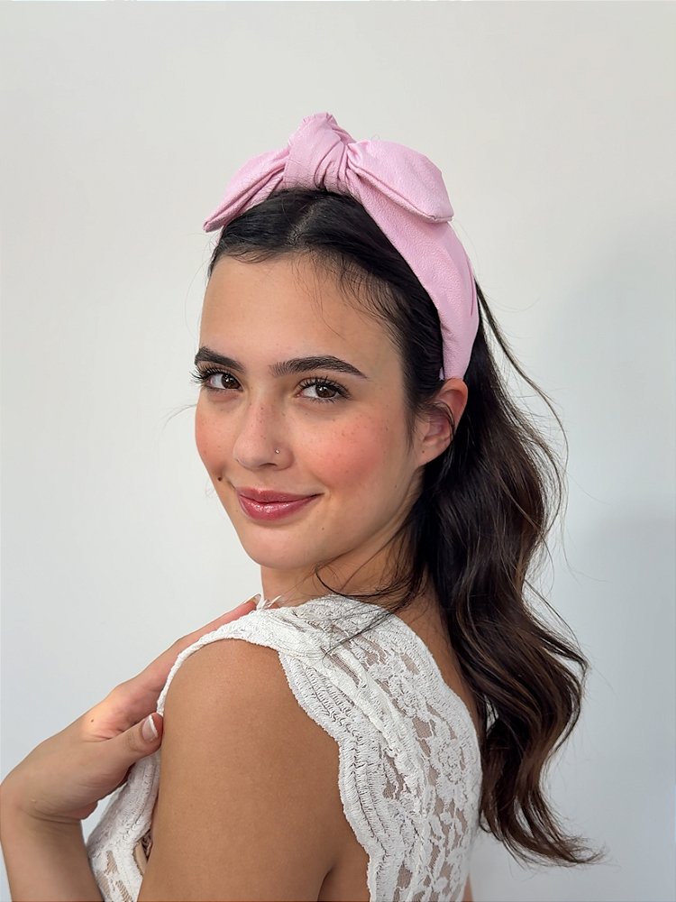 Tiara Laço Verniz Rosa - G. Offer® Acessórios