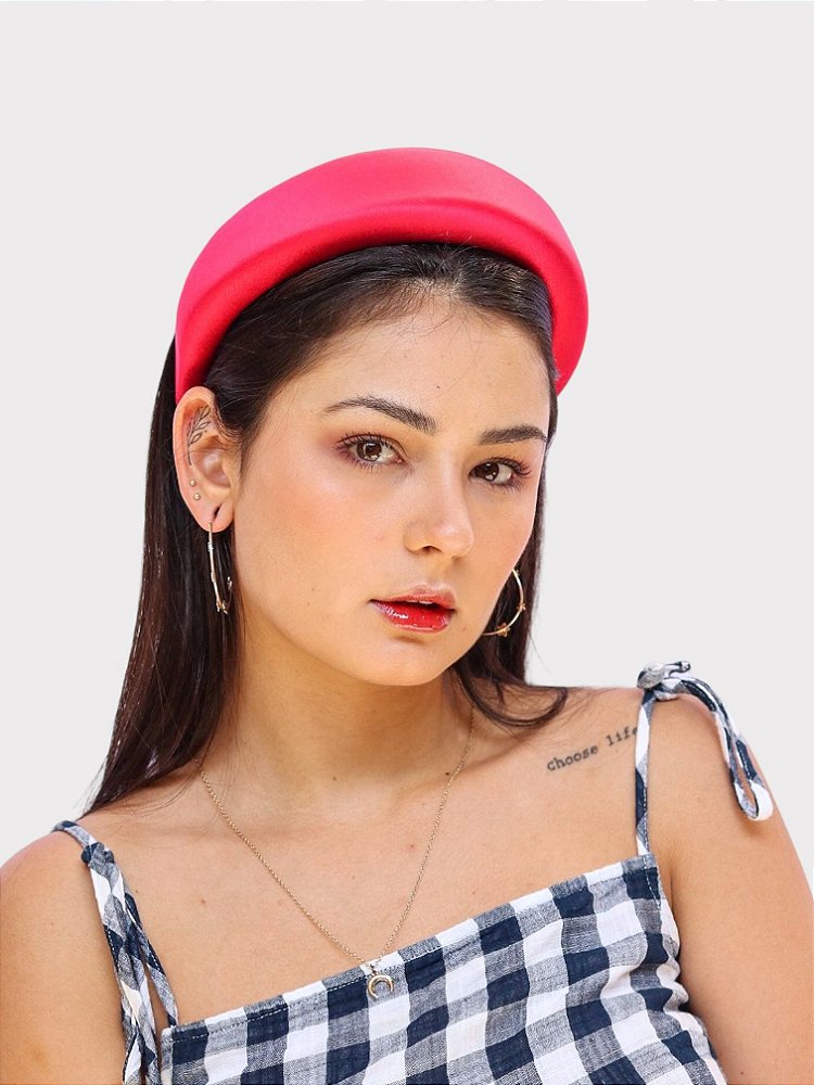 Tiara Acolchoada Alta de Cetim modelo Prada - G. Offer