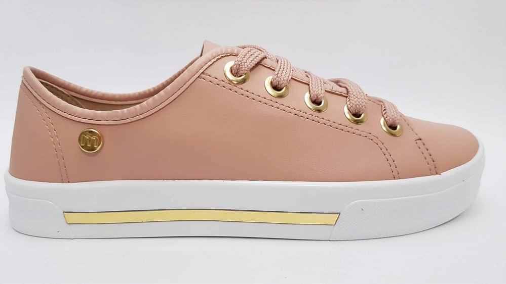 tenis branco com listra dourada