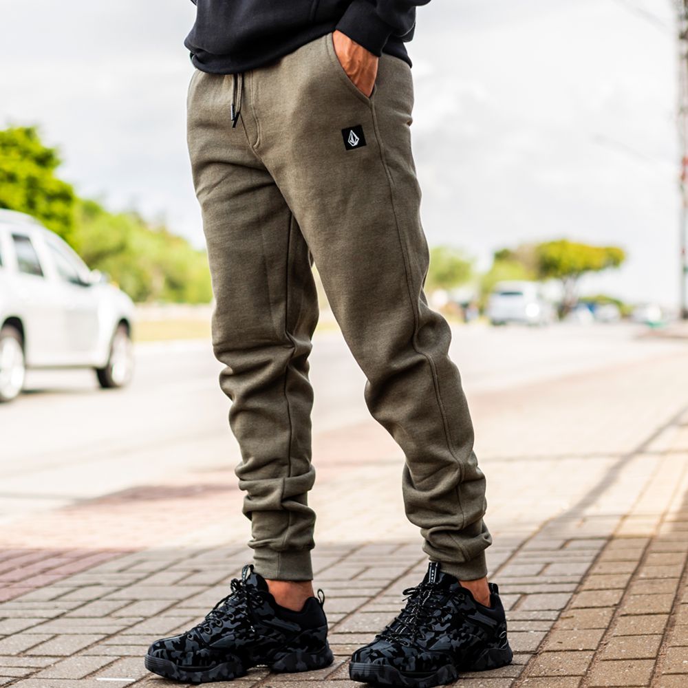 calça de moletom com all star