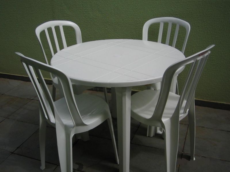 Venda de Mesa Redonda com 4 Cadeiras de Plástico na cor