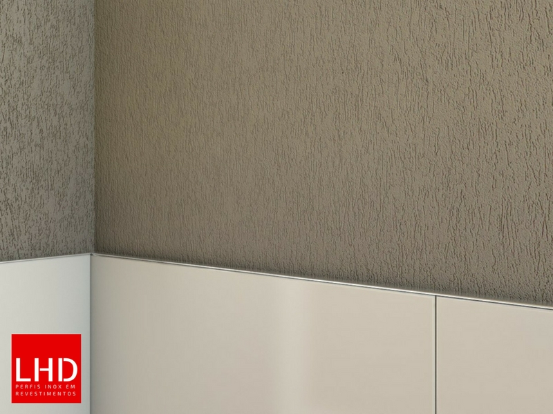 Perfil Inox L Prata para cantos de porcelanato em paredes e escadas -  Compre on-line Perfis de acabamento para azulejos e porcelanatos.