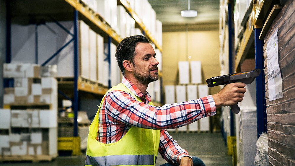 Operação logística em armazém com coletores para WMS e picking