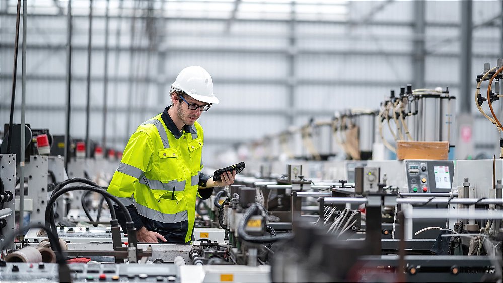 Ambiente industrial com coletores para rastreabilidade e produção