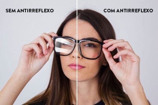 Mulher segurando um óculos demonstrando a diferença da lente transition sem antirreflexo e com antirreflexo